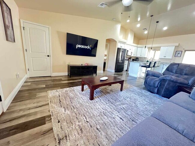 Building Photo - "Stunning 3-Bedroom, 2-Bathroom Home in th...