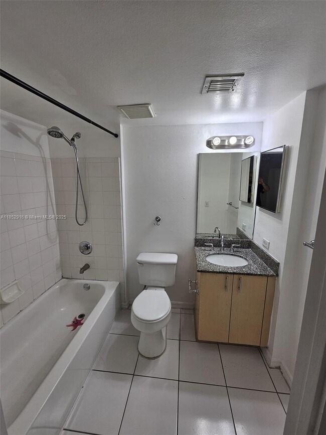 Foto del edificio - 2451 Centergate Dr