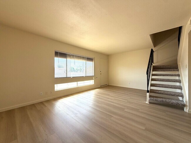 Foto del edificio - Glendale 3 Bed / 2 Bath Townhome | Two-Story Layout