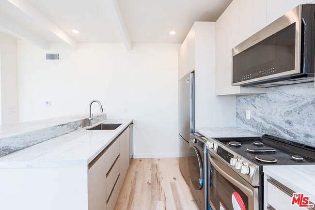 Foto del edificio - 7273 Birdview Ave