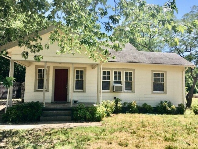 Building Photo - Charming 2 Bd Farmhouse on 1.12 Acres With...