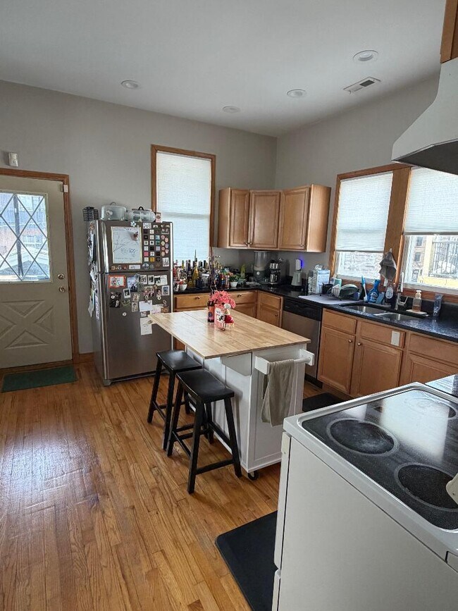 Foto del edificio - 2131 W Wellington Ave