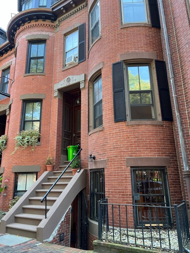 Building Photo - South End 2 Bed Available now - In Unit La...