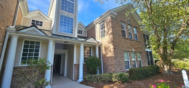 Foto del edificio - Beautiful 3 Bed, 2 Bath tucked away in the...