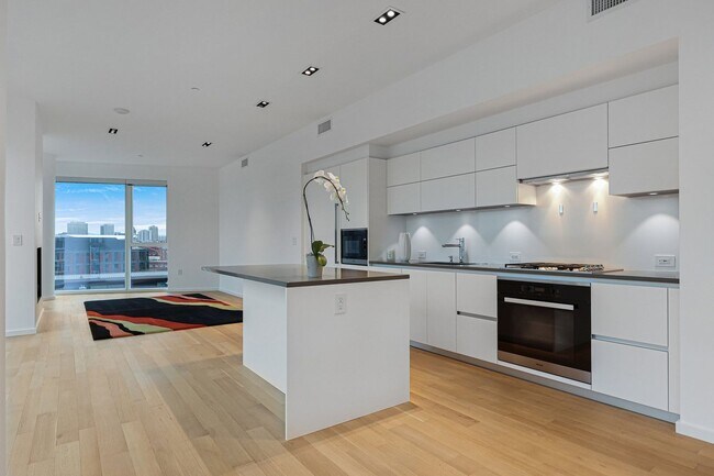 Foto del edificio - First Month's Rent FREE! Stunning East facing Pearl District condo located in The Vista Condomini...