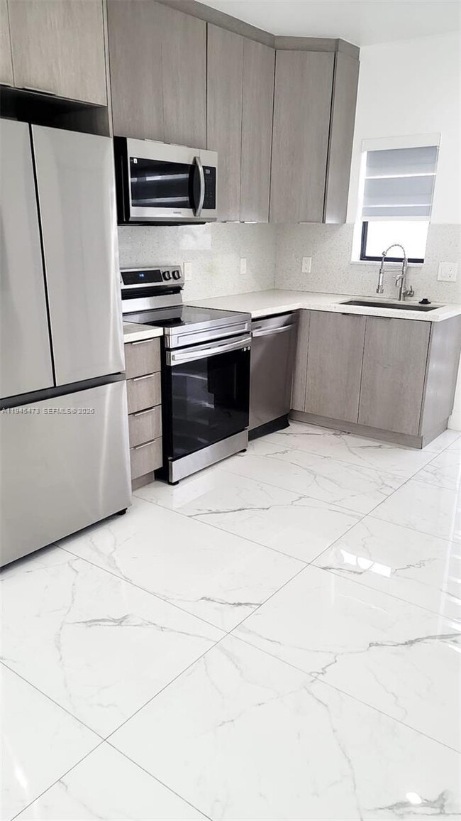 Foto del edificio - 19233 NW 37th Ave