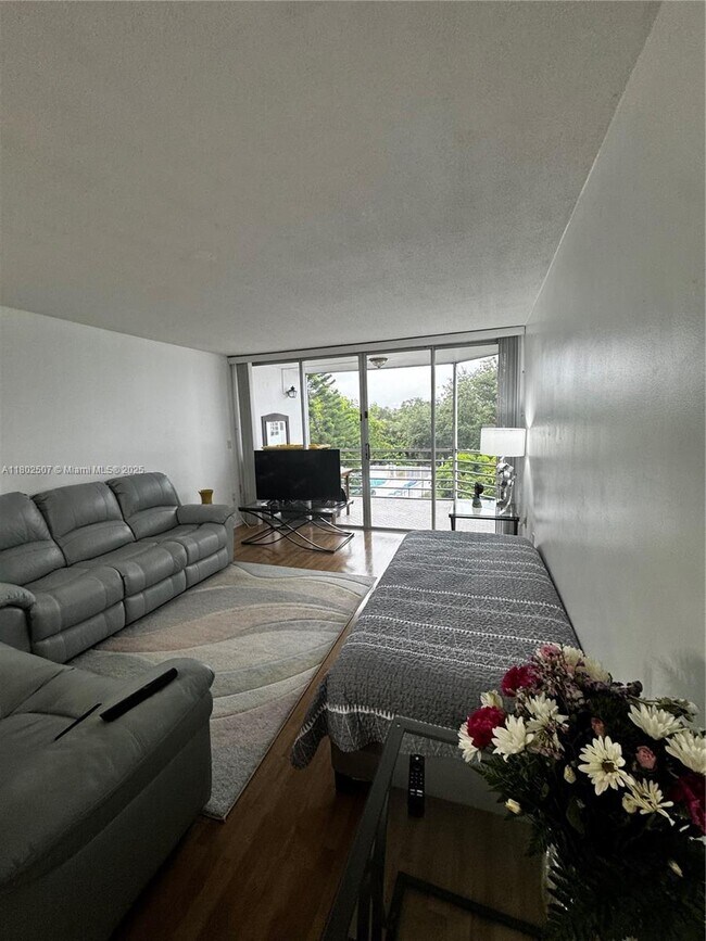 Foto del edificio - 1351 NE 191st St