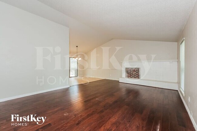 Building Photo - 1800 Chittam Dr