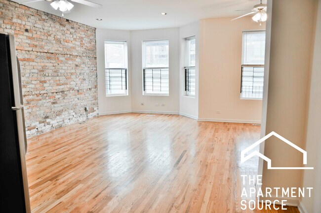 Building Photo - 2450 N Southport Ave