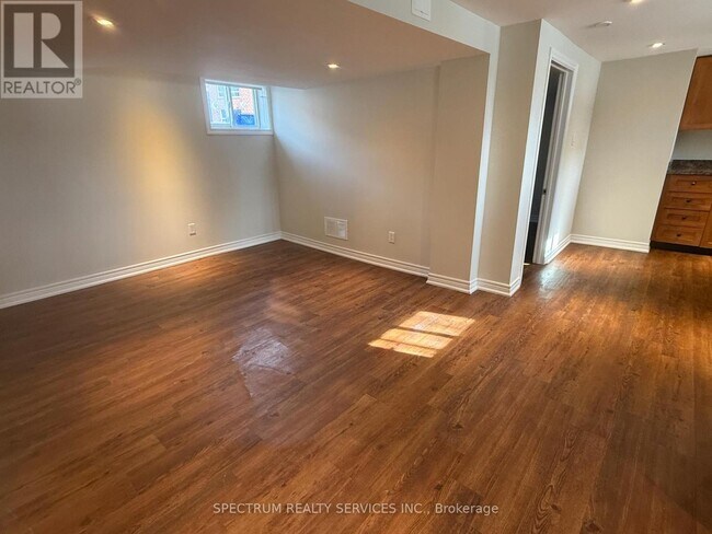 Photo du bâtiment - 1002 Weston Rd