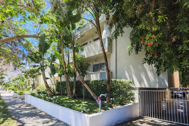 Foto del edificio - 743 N Sweetzer Ave