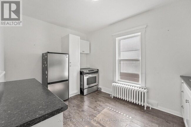 Building Photo - 255 Kent St W