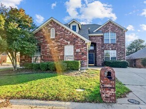 Building Photo - 8001 Twin Oaks Dr