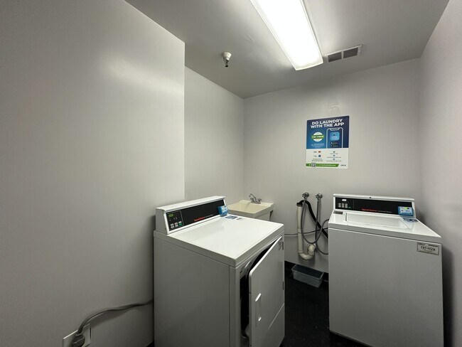 Building Photo - Cozy Studio unit in Mid-Town Belvedere