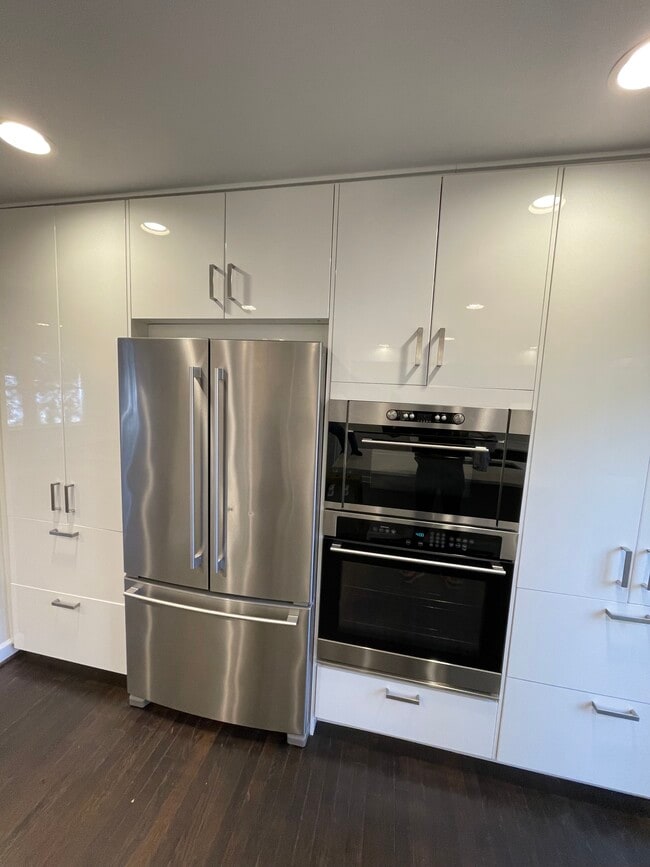 Stainless steel appliances & tons of kitchen storage! - 898 Argonne Ave NE