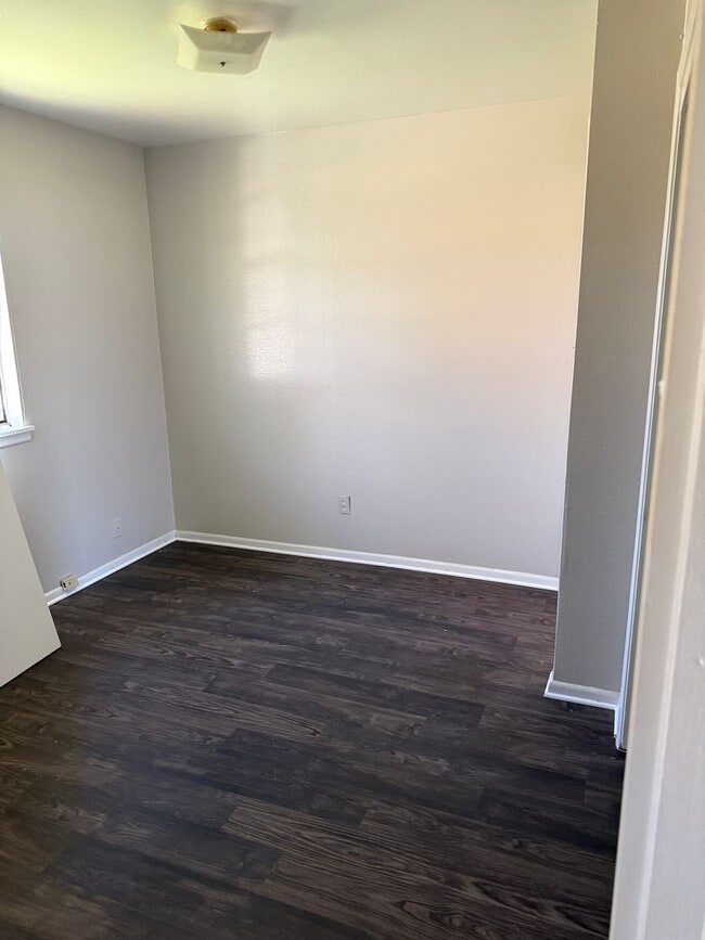 Building Photo - 3 bedroom 1 bathroom