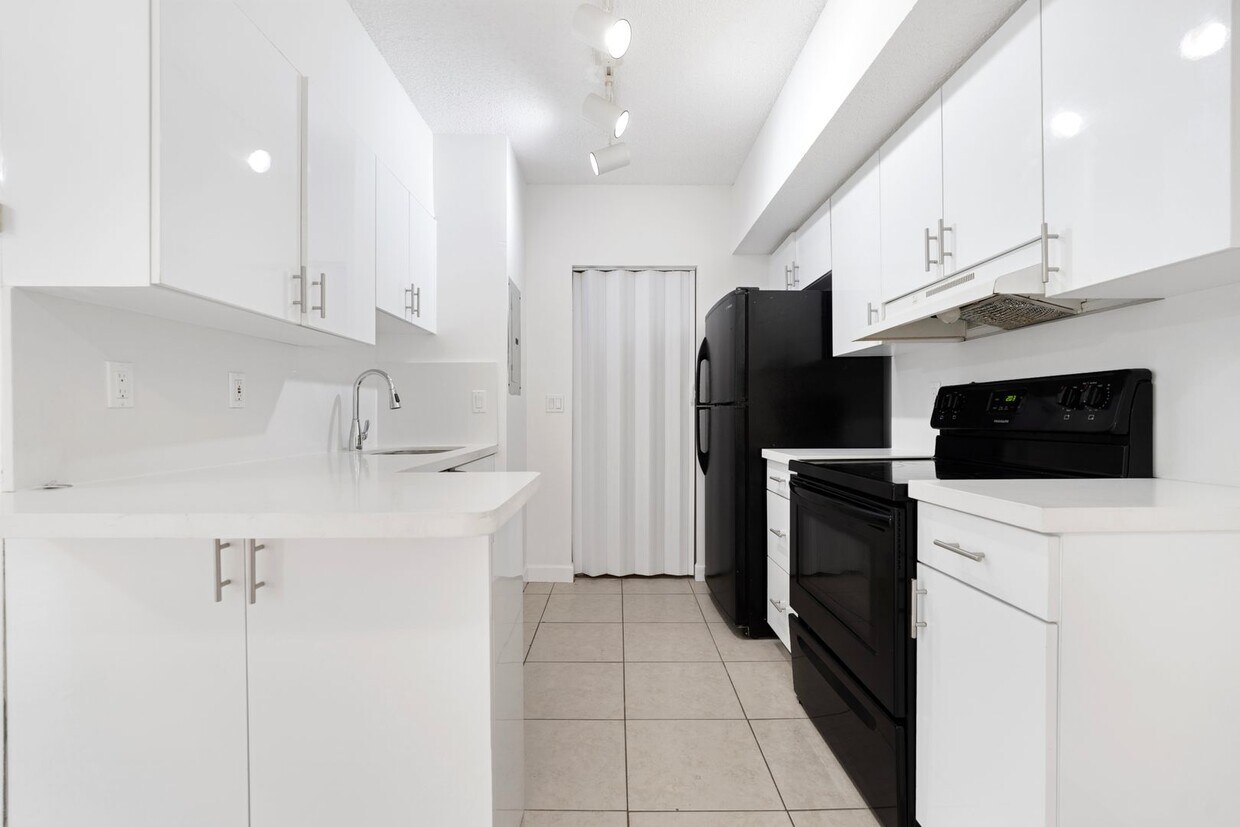 Foto principal - SPACIOUS 2/2 UNIT CENTRALLY LOCATED