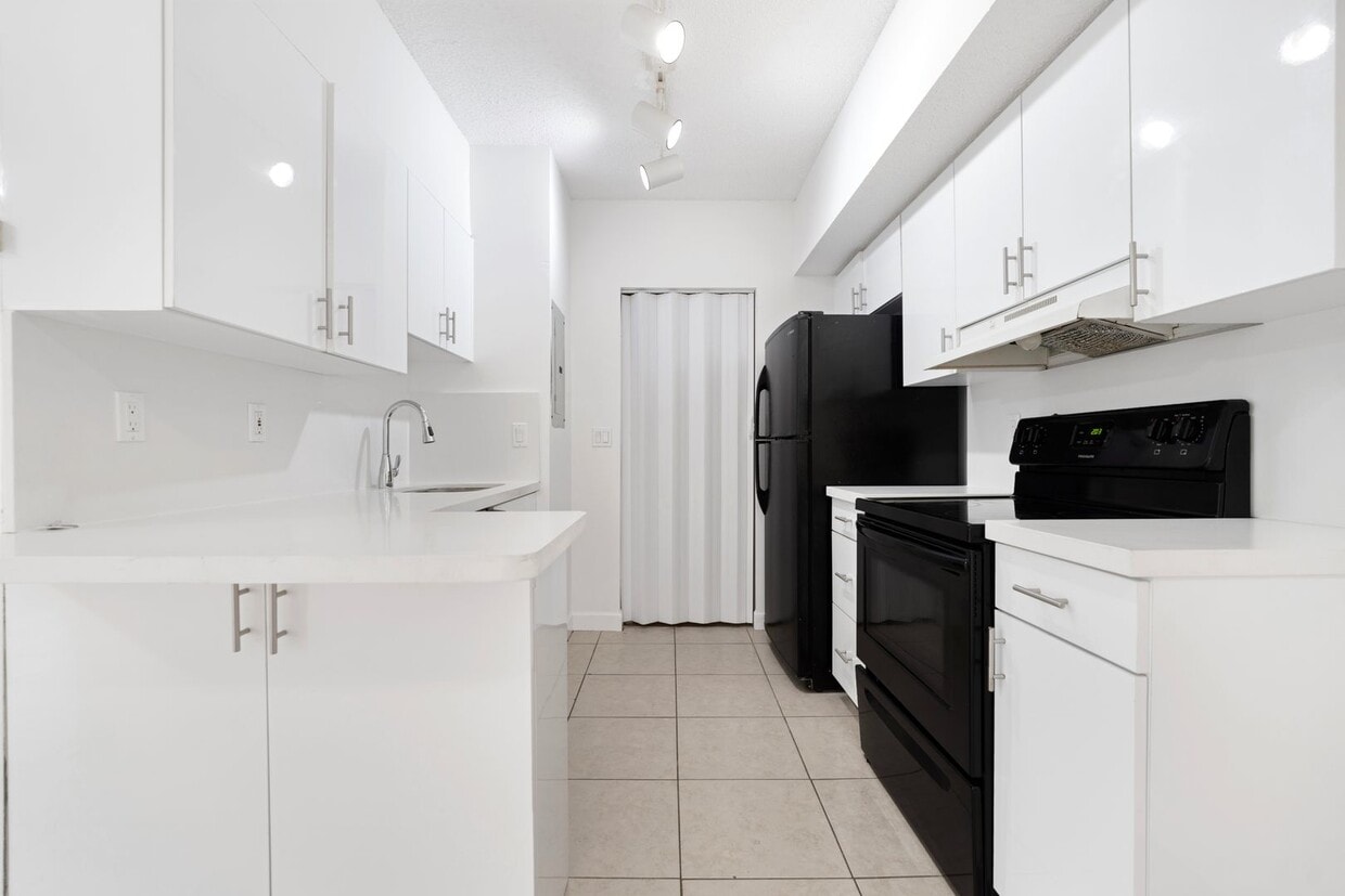 Primary Photo - SPACIOUS 2/2 UNIT CENTRALLY LOCATED