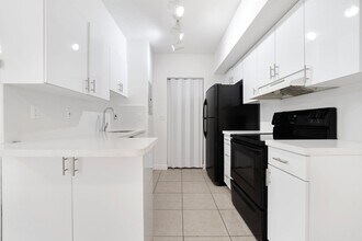Building Photo - 3231 Sabal Palm Mnr