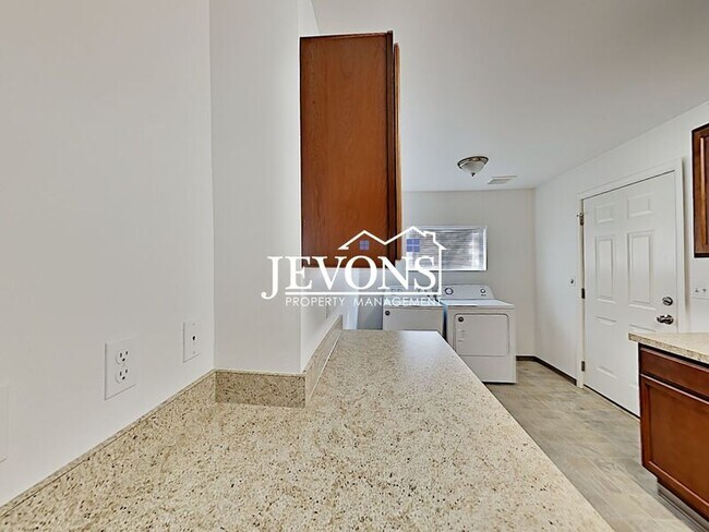 Foto del edificio - 506 E 3rd Ave