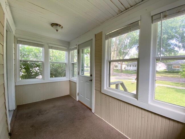 Building Photo - 4 Bedroom Near NDSU!!