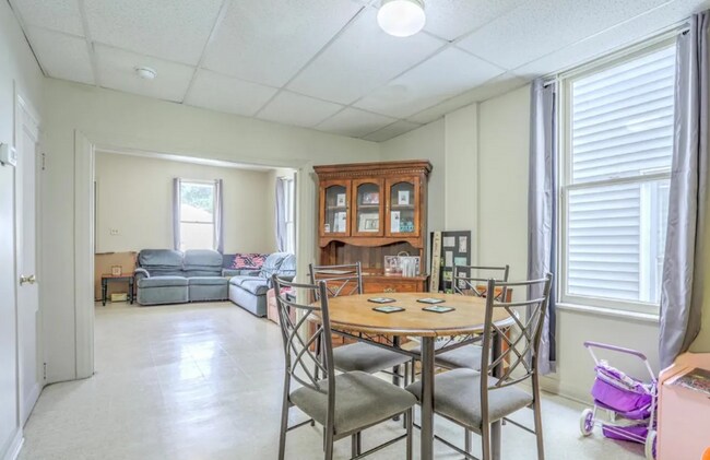 Building Photo - Charming 3 Bedroom with Open Living Area & Shared Porch!