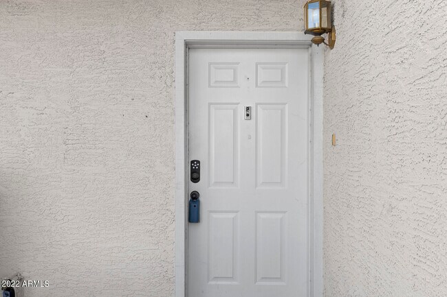 Building Photo - 5621 E Kelton Ln