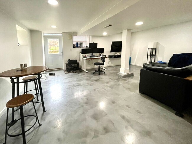 Foto del edificio - Video Tour- Large UK Village 2 Bedroom Garden. Laundry. Internet