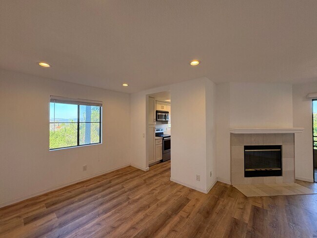 Building Photo - Move-In Ready Condo Overlooking The Height...
