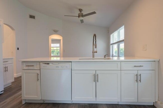 Foto del edificio - 10651 Buttonwood Lake Dr