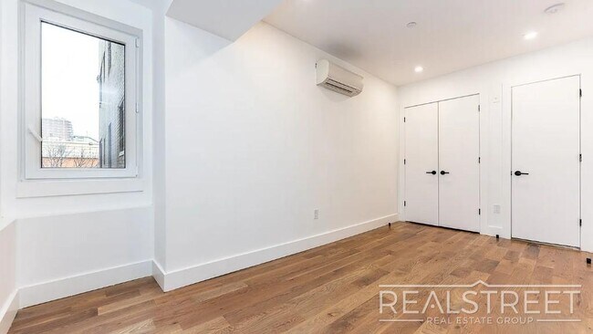 Foto del edificio - Montrose Avenue