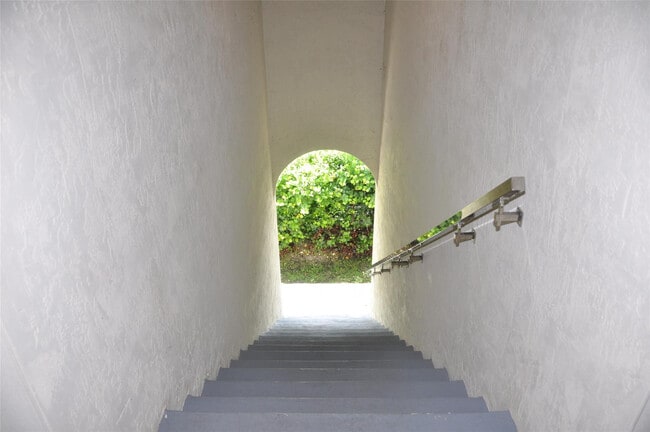 Building Photo - 1216 NW 6th Ct