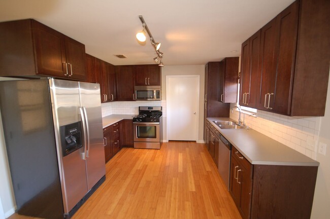 Building Photo - Amazing 2 Bed home Across street from Muel...