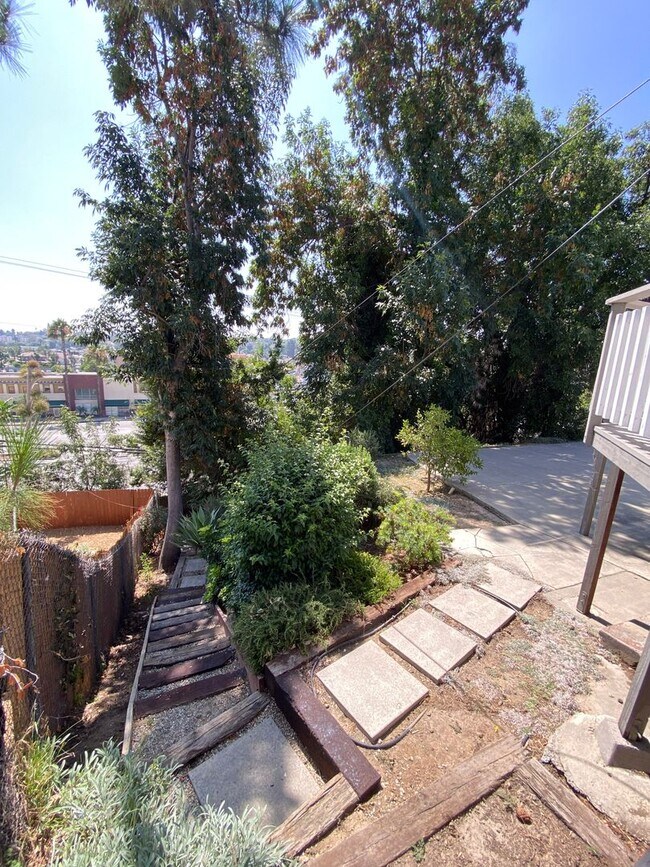 Foto del edificio - Spacious 3 Bed · 2 Bath Hillside Home — Mo...