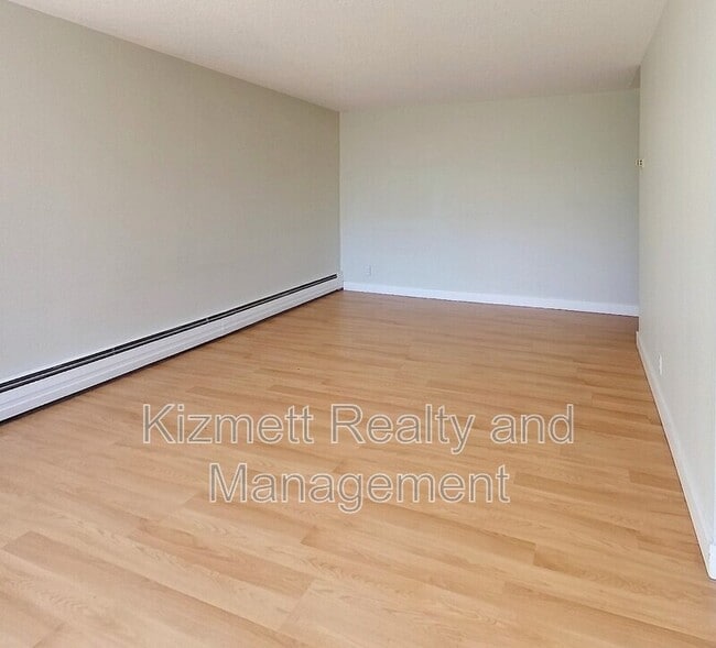 Building Photo - 10135-10120 120 St NW