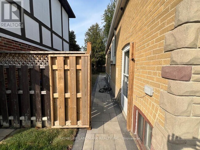 Building Photo - 154 Poyntz Ave