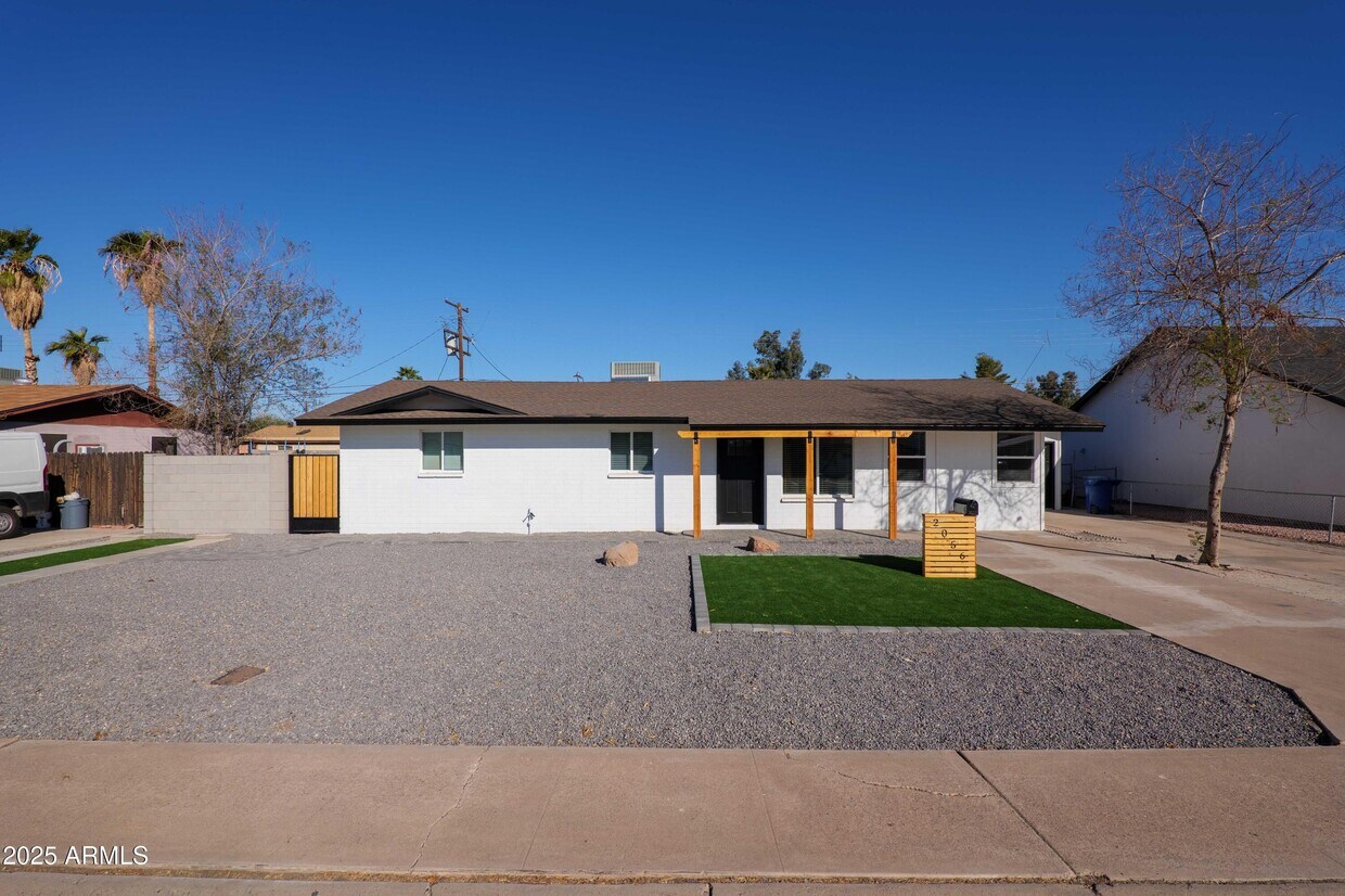 Foto principal - 2056 E Orange St.