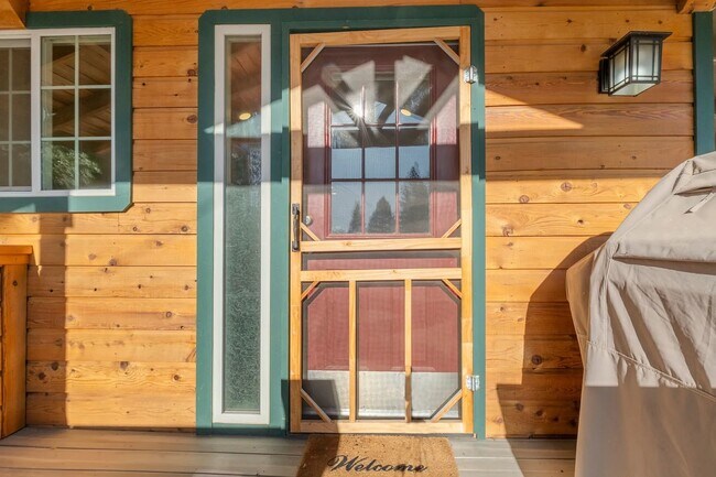 Foto del edificio - Darling cottage nestled in the woods near Holiday Market in Pleasant Valley!