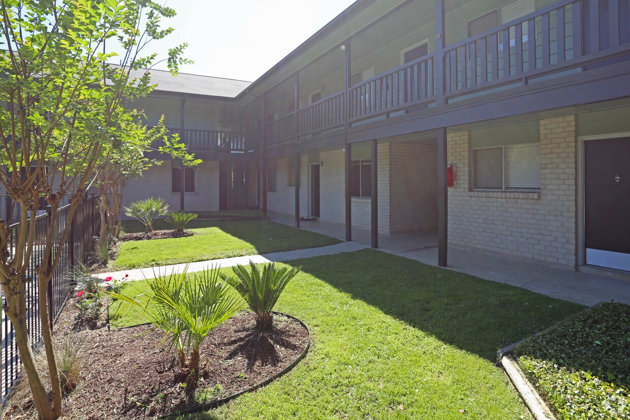 Robinson Manor Apartments Apartments in Universal City, TX