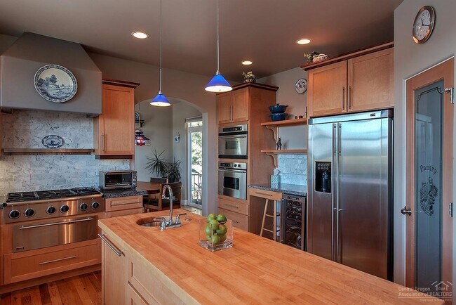 Building Photo - 3 Bed (4th office/flex) 2.5 Bath NW Bend V...