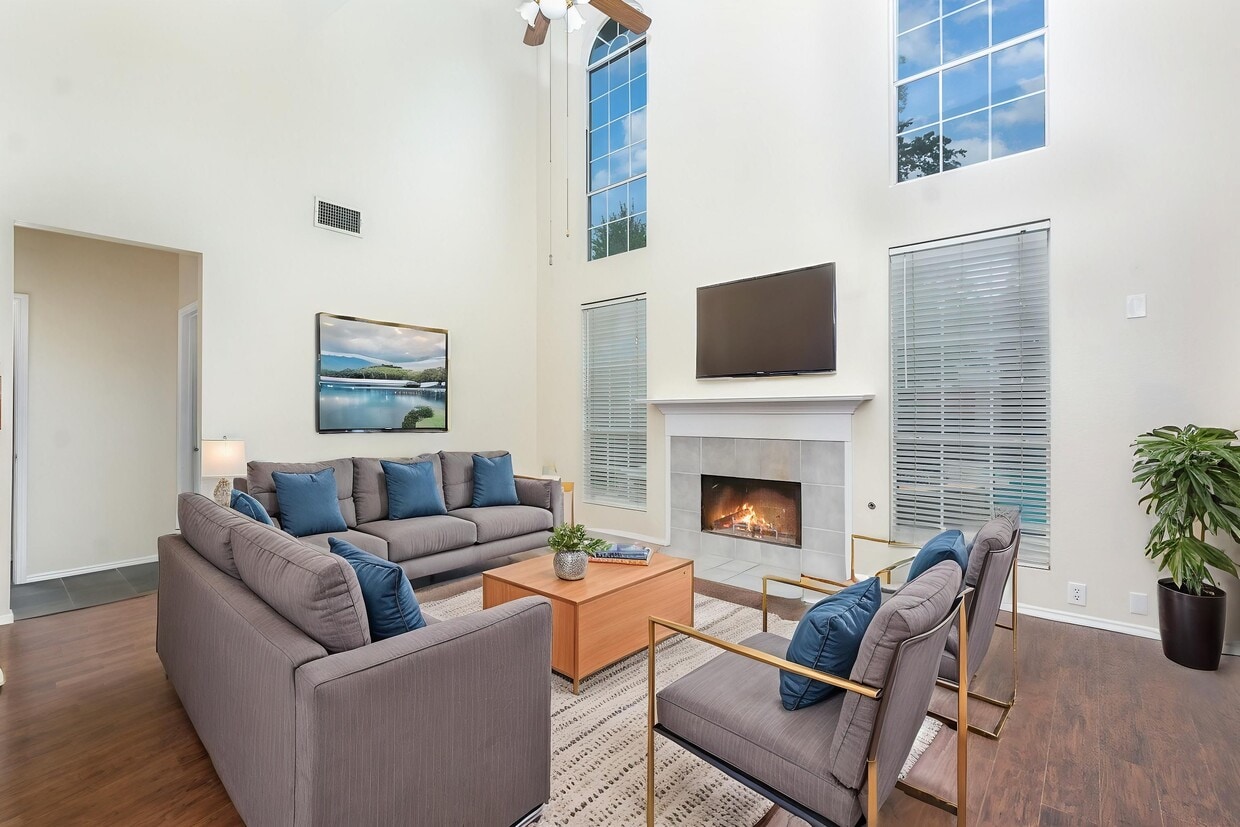 Virtually staged - 3607 Creekview Ct