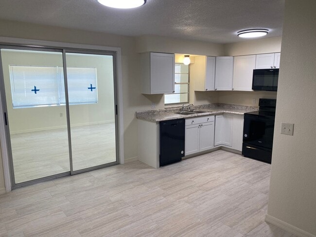 Building Photo - 2385 Poinsettia Dr