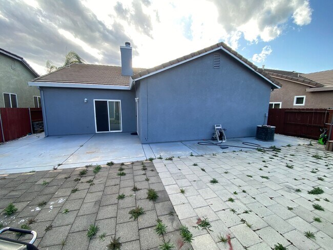 Foto del edificio - 686 Anna Dr