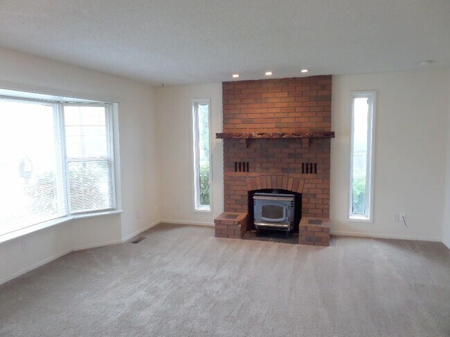 Foto del edificio - Charming Two-Bedroom Cottage with Basement, Expansive Lot, and Generous Garage Space