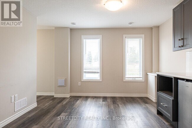 Photo du bâtiment - 381-381 Callaway Rd