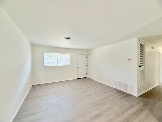 Foto del edificio - 3-Bedroom Home Near NAS Whiting