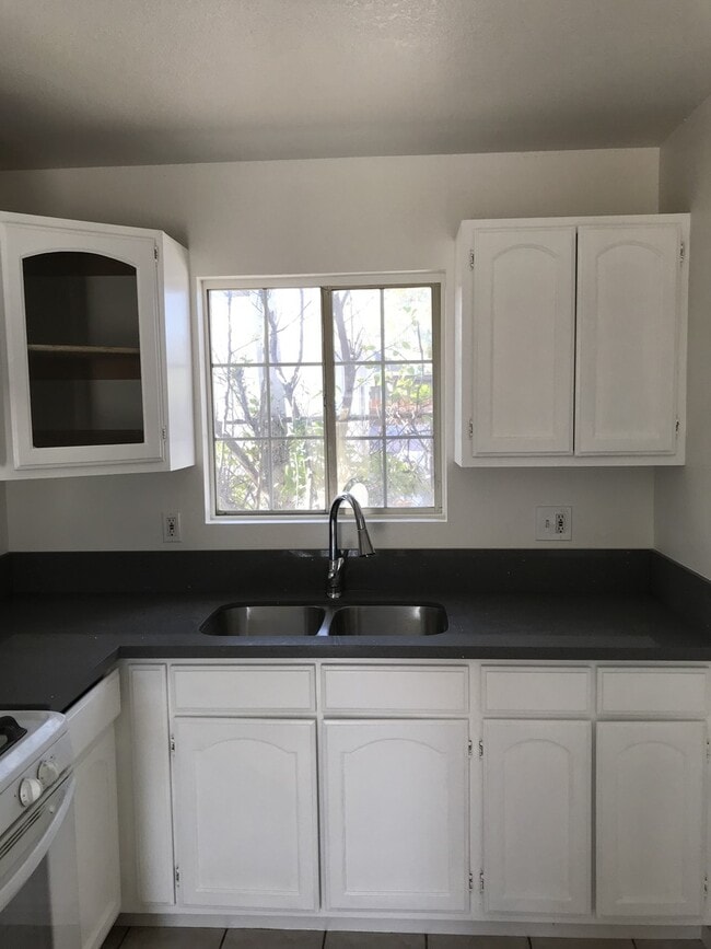 Building Photo - 297-299 Claremont