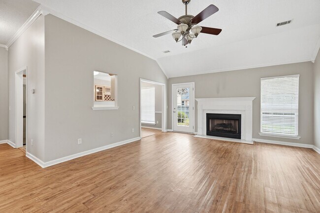 Building Photo - Centrally Located Home in Richmond Hill