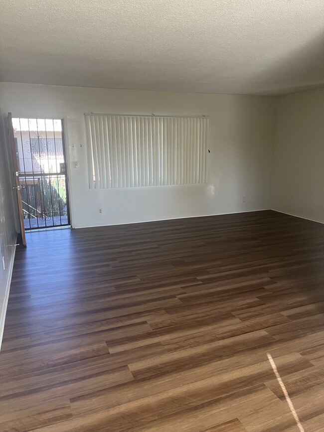 entry door & living room - 1150 Cornwell St