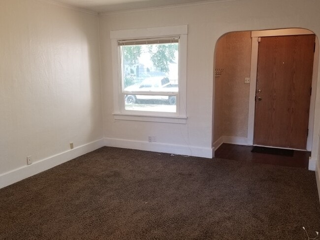 Building Photo - 3 bedroom close to Lake